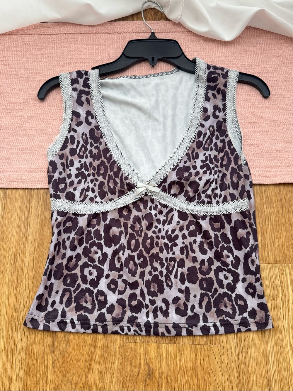 SHEIN Light Gray Knit Top with Black Stitching